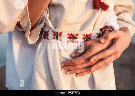 Schönes Paar in der Nationalen Ukrainischen bestickte Hemden Hemd, im Sonnenuntergang Stockfoto