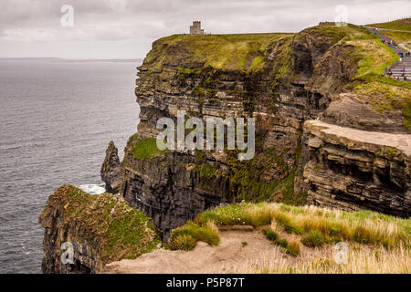 O'Briens Tower aus einer Entfernung auf den Klippen von Moher Stockfoto