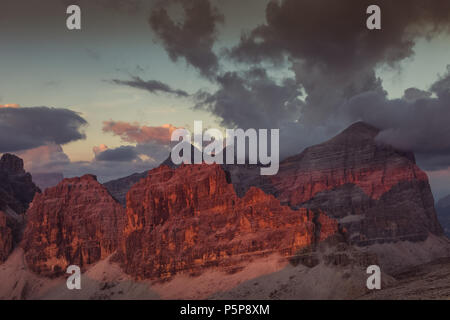 Awesome enrosadira Wirkung auf die Tofane und Lagazuoi Peaks, Lagazuoi, Venetien, Italien Stockfoto