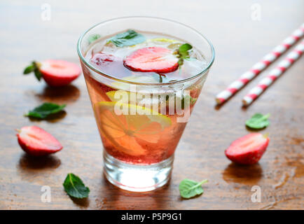 Erdbeere und Zitrone Eistee, kaltes Getränk Stockfoto