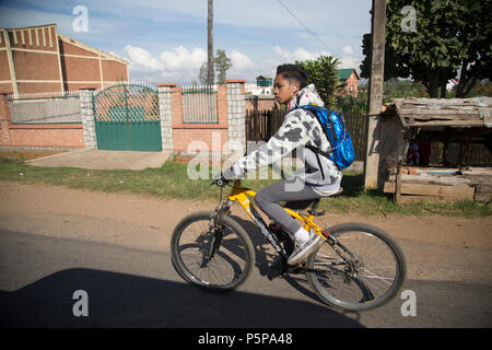 Junge Radfahren entlang der Straße, Madagaskar Stockfoto