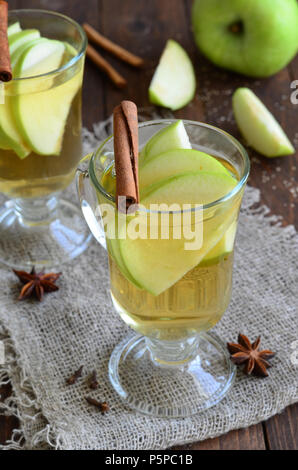 Apfel und Zimt heißen Getränk auf hölzernen Hintergrund Stockfoto