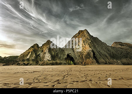 Gezackte und dramatische Three Cliffs Bay Stockfoto