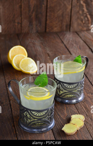 Hot Ingwer, Zitrone trinken auf hölzernen Hintergrund Stockfoto