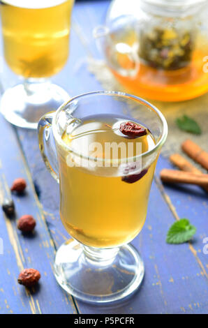 Hund - rose Tee, gesundes Getränk auf blauem Hintergrund Stockfoto