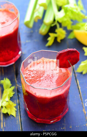 Rote-bete-Saft, gesundes Getränk auf blauem Hintergrund Stockfoto