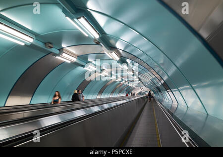 St. Petersburg, Russland - 15. Juni 2016: Die Passagiere sind auf St. Petersburg, U-Bahn Station Stockfoto