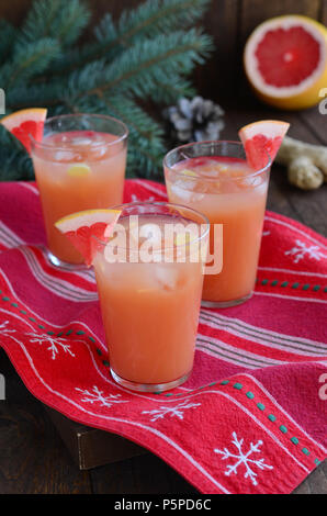 Grapefruit cocktail Drink auf festliche Weihnachten Hintergrund Stockfoto