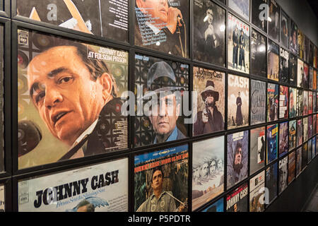 Aufzeichnungen, die er in der Johnny Cash museum in Nashville, Tennessee Stockfoto