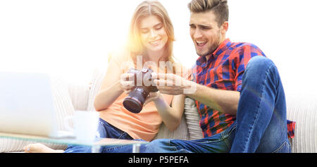 Glückliches junges paar Prüfungen Fotos auf Fotos die Kamera Stockfoto