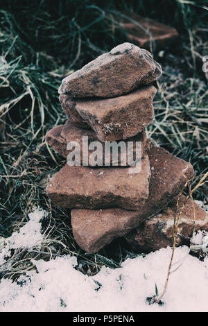 Steine platziert eine auf der anderen durch die Kälte des Winters eingefroren Stockfoto
