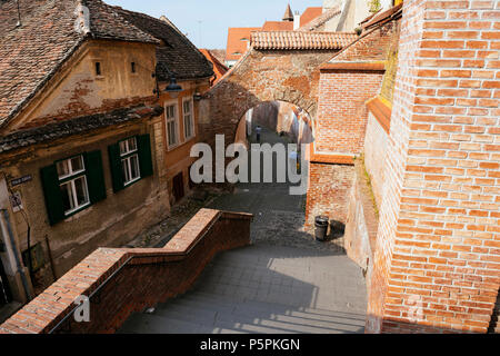 Die Treppe Passage (pasajul Scărilor) in der Altstadt von Sibiu/Hermannstadt, Sibiu, Rumänien. Stockfoto