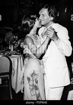 Hugh Hefner und Barbi Benton im Playboy Club Stockfotografie - Alamy