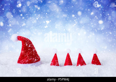 Weihnachten Hüte vor Schnee auf white blue Stars Hintergrund. Stockfoto