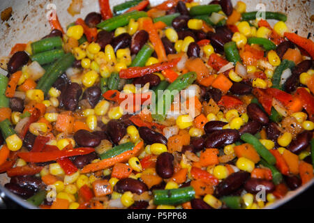 Kochen traditionellen shawarma Wrap mit Hähnchen und Gemüse. gegrilltes Gemüse für die Tortilla. Eine Rolle dünnen lavash gegrilltes Fleisch, Pilze, Gemüse Stockfoto