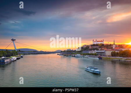 Bratislava. Stadtbild Bild von Bratislava, Hauptstadt der Slowakei während des Sonnenuntergangs. Stockfoto