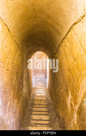 Eine kleine steinerne Treppe im Flur in der Kathedrale Santa Maria Nuova in Monreale im Norden Westen von Sizilien Stockfoto