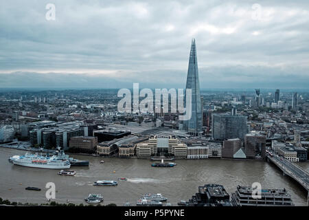 Luftaufnahme der Shard, umliegenden Londoner Gebäude, kommerzielle Wolkenkratzer und die Themse. Bewölkter Himmel. Drucken Raum. Boote auf dem Fluss. Sep 2017 Stockfoto