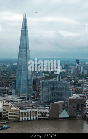 Luftaufnahme der Shard, umliegenden Londoner Gebäude, kommerzielle Wolkenkratzer und die Themse. Bewölkter Himmel. Drucken space, Portrait. Sep 2017 Stockfoto