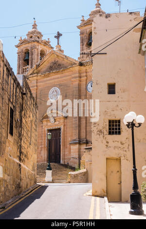 Schmale Straße bis zum Eingang der alten Pfarrkirche Ghajnsielem auf Gozo, Malta Stockfoto