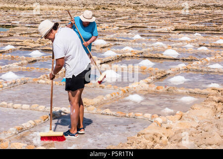 Ernte Meersalz aus dem alten Salinen in Marsalforn, Gozo, Malta. Stockfoto