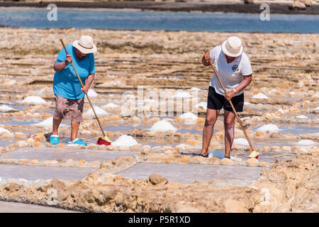 Ernte Meersalz aus dem alten Salinen in Marsalforn, Gozo, Malta. Stockfoto