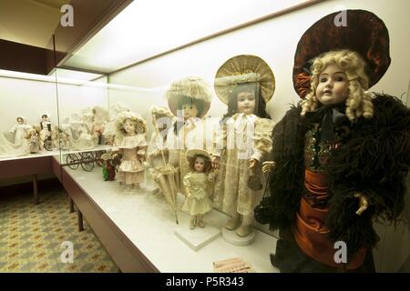 Sala de Muñecas Antiguas, coleccion de Léon Lopez. Edificio modernista de Can Prunera. Soller. Sierra de Tramuntana. Mallorca Islas Baleares. Spanien. Stockfoto