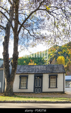 Arrowtown, Neuseeland - April 27,2016: Herbst Landschaft der historischen Stadt in Arrowtown, Neuseeland Stockfoto