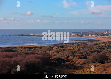 Blick über die Bucht in Richtung Newton und Porthcawl auf einem hellen, sonnigen Tag mit in die Flut kommt. Stockfoto