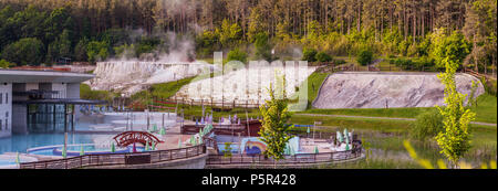 Panorama Foto eines künstlichen Spa bauen in der Nähe von natürlichen Kalkstein Hügel in Egerszalok. Stockfoto