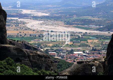 Anzeigen von Pineios Flussbett aus der Meteora Felsen Felsformationen, Region Thessalien, Kalambaka, Griechenland. Stockfoto