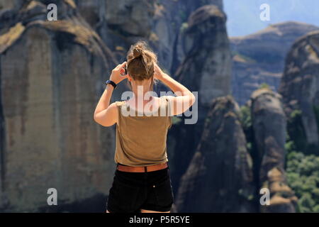 Eine Frau ein Bild von Meteora Felsen, in der Nähe der Stadt Kalambaka, in der Region Thessalien, Griechenland. Stockfoto
