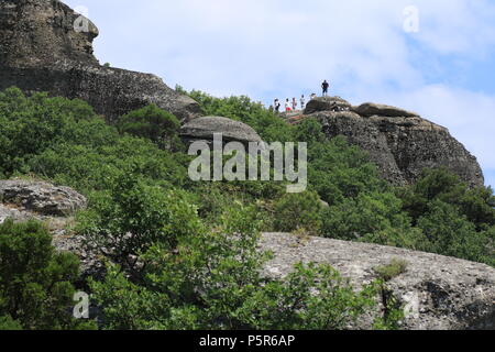 Touristen, die in Meteora Felsformationen in Kalambaka, nahe dem Dorf Kastraki, in der Region Thessalien, Griechenland, Europa. Stockfoto