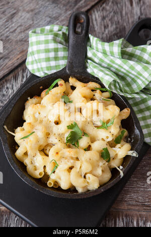 Hausgemachte Makkaroni und Käse im rustikalen Gusseisen Skillet Stockfoto