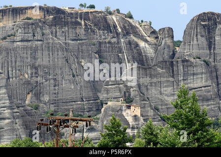 Meteora und das Heilige Kloster des Hl. Nikolaus von Anapafsas entfernt, am Ende des 14. Jahrhunderts gegründet, Trikala, Kalambaka, Griechenland. Stockfoto