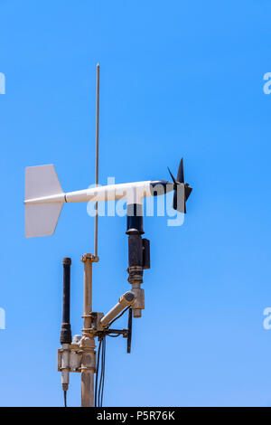 Wetter stattion Messung der Windgeschwindigkeit und -richtung, Temperatur und Niederschlag. Stockfoto