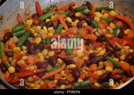 Kochen traditionellen shawarma Wrap mit Hähnchen und Gemüse. gegrilltes Gemüse für die Tortilla. Eine Rolle dünnen lavash gegrilltes Fleisch, Pilze, Gemüse Stockfoto