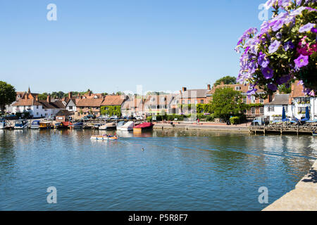 Skyline von Henley on Thames in Oxfordshire UK mit der Themse im Vordergrund. Stockfoto