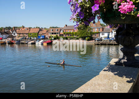 Skyline von Henley on Thames in Oxfordshire Großbritannien mit Ruderer Auf der Themse im Vordergrund. Stockfoto