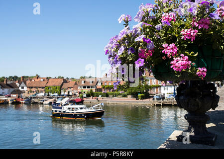 Skyline von Henley on Thames in Oxfordshire UK mit der Themse im Vordergrund. Stockfoto