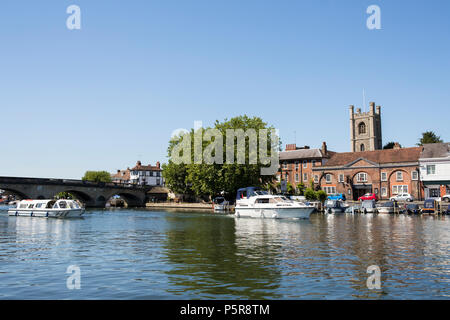 Skyline von Henley on Thames in Oxfordshire UK mit der Themse im Vordergrund. Stockfoto