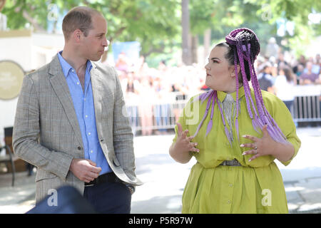 Der Herzog von Cambridge meets singer Netta Barzilai, der die 2018 Eurovision Song Contest gewonnen, in der Espresso Bar Kiosk auf dem Rothschild Boulevard in Tel Aviv, Israel, während seines offiziellen Tour durch den Nahen Osten. (Foto von Chris Jackson/Getty Images). Stockfoto