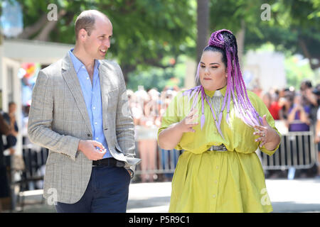 Der Herzog von Cambridge meets singer Netta Barzilai, der die 2018 Eurovision Song Contest gewonnen, in der Espresso Bar Kiosk auf dem Rothschild Boulevard in Tel Aviv, Israel, während seines offiziellen Tour durch den Nahen Osten. (Foto von Chris Jackson/Getty Images). Stockfoto