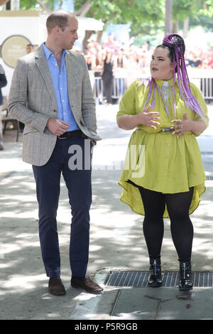 Der Herzog von Cambridge meets singer Netta Barzilai, der die 2018 Eurovision Song Contest gewonnen, in der Espresso Bar Kiosk auf dem Rothschild Boulevard in Tel Aviv, Israel, während seines offiziellen Tour durch den Nahen Osten. (Foto von Chris Jackson/Getty Images). Stockfoto