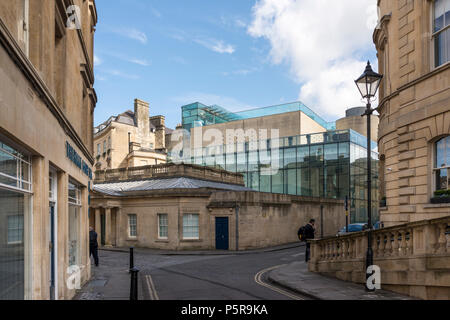 Gegenüberstellung von alten und neuen Gebäuden in Bath, Somerset, Großbritannien Stockfoto