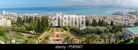 HAIFA, Israel - 25. MÄRZ 2018: Blick von oben auf den Terrassen der Bahai Glauben am Frühling Zeit Stockfoto