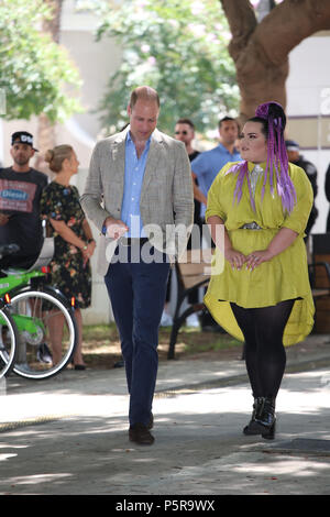 Der Herzog von Cambridge meets singer Netta Barzilai, der die 2018 Eurovision Song Contest gewonnen, in der Espresso Bar Kiosk auf dem Rothschild Boulevard in Tel Aviv, Israel, während seines offiziellen Tour durch den Nahen Osten. (Foto von Chris Jackson/Getty Images). Stockfoto