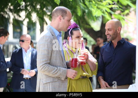 Der Herzog von Cambridge meets singer Netta Barzilai, der die 2018 Eurovision Song Contest gewonnen, in der Espresso Bar Kiosk auf dem Rothschild Boulevard in Tel Aviv, Israel, während seines offiziellen Tour durch den Nahen Osten. (Foto von Chris Jackson/Getty Images). Stockfoto