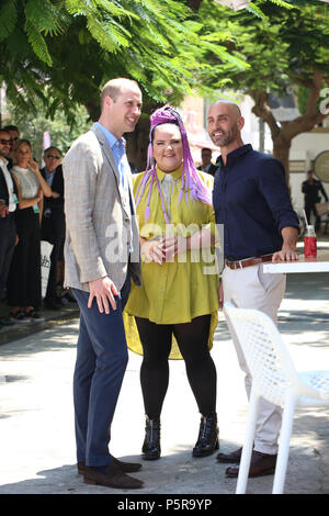 Der Herzog von Cambridge meets singer Netta Barzilai, der die 2018 Eurovision Song Contest gewonnen, in der Espresso Bar Kiosk auf dem Rothschild Boulevard in Tel Aviv, Israel, während seines offiziellen Tour durch den Nahen Osten. (Foto von Chris Jackson/Getty Images). Stockfoto