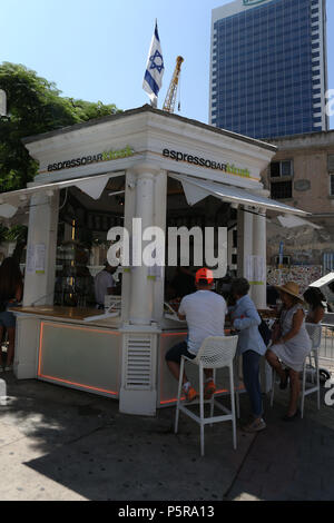 Der Herzog von Cambridge meets singer Netta Barzilai, der die 2018 Eurovision Song Contest gewonnen, in der Espresso Bar Kiosk auf dem Rothschild Boulevard in Tel Aviv, Israel, während seines offiziellen Tour durch den Nahen Osten. (Foto von Chris Jackson/Getty Images). Stockfoto